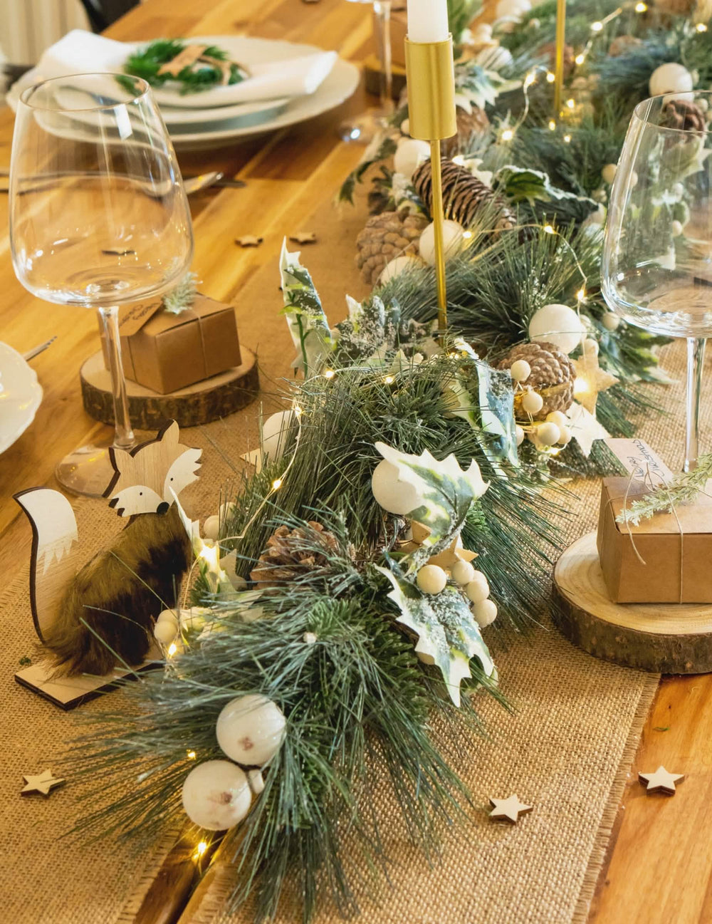 Composição de mesa da grinalda de natal com folhagem verde e pinhas