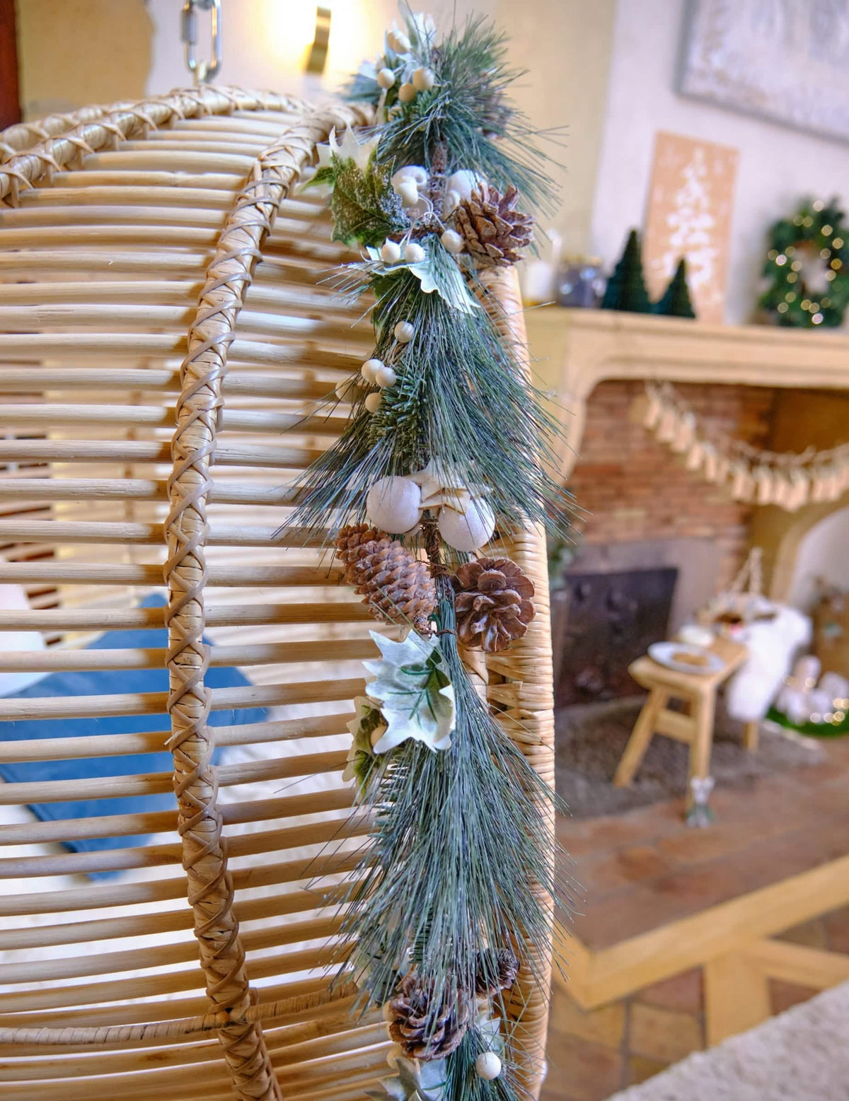 Mise em situação sobre uma poltrona da grinalda de natal de folhagem verde e pinhas