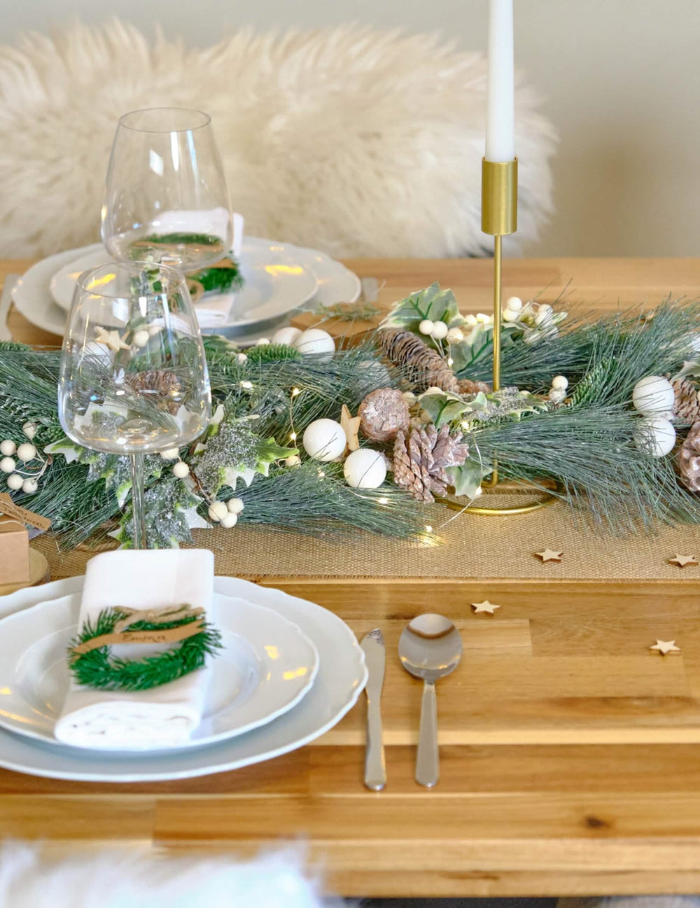 Mise en scène en centro de mesa da grinalda de natal de folhagem verde e pinhas