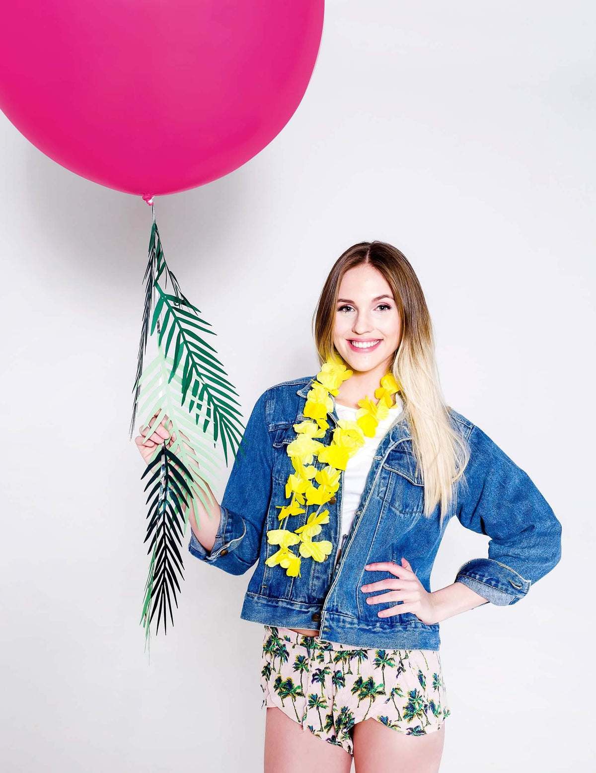Mão na mão da guirlanda de folhas exóticas aloha