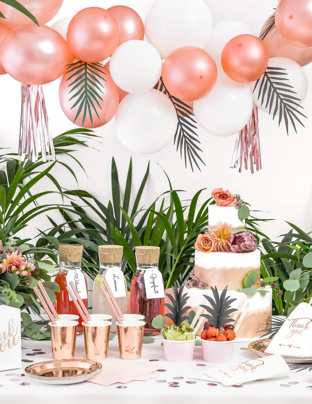 Em cenário num buffet de festa da grinalda de folhas exóticas aloha