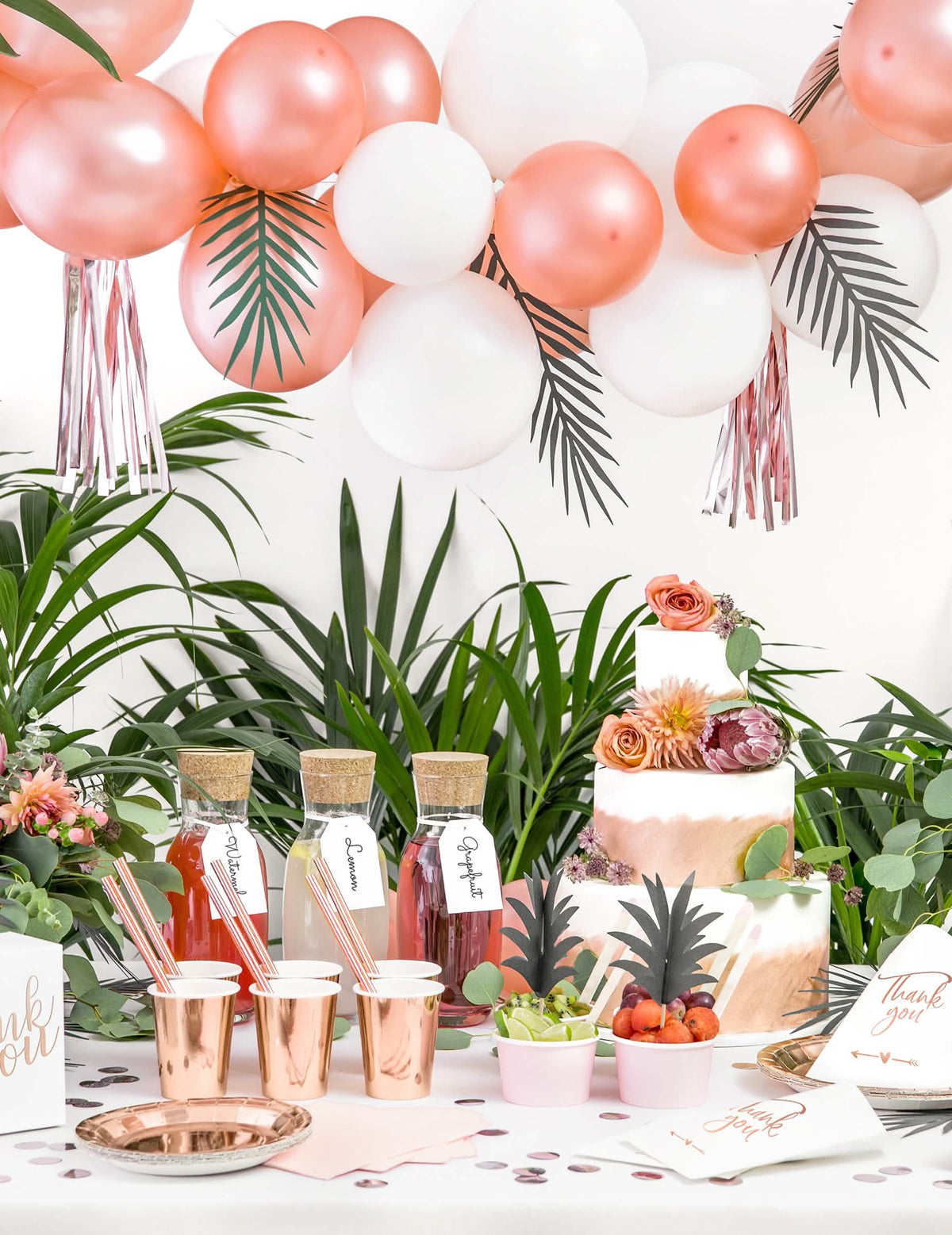 Em cenário num buffet de festa da grinalda de folhas exóticas aloha