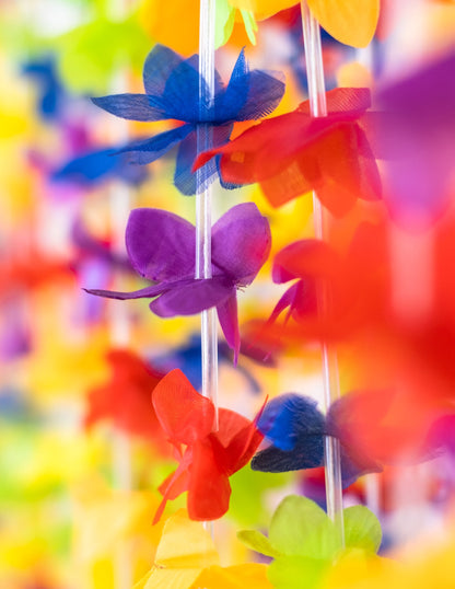 Détail des fleurs en tissu de la guirlande fleurs hawaï