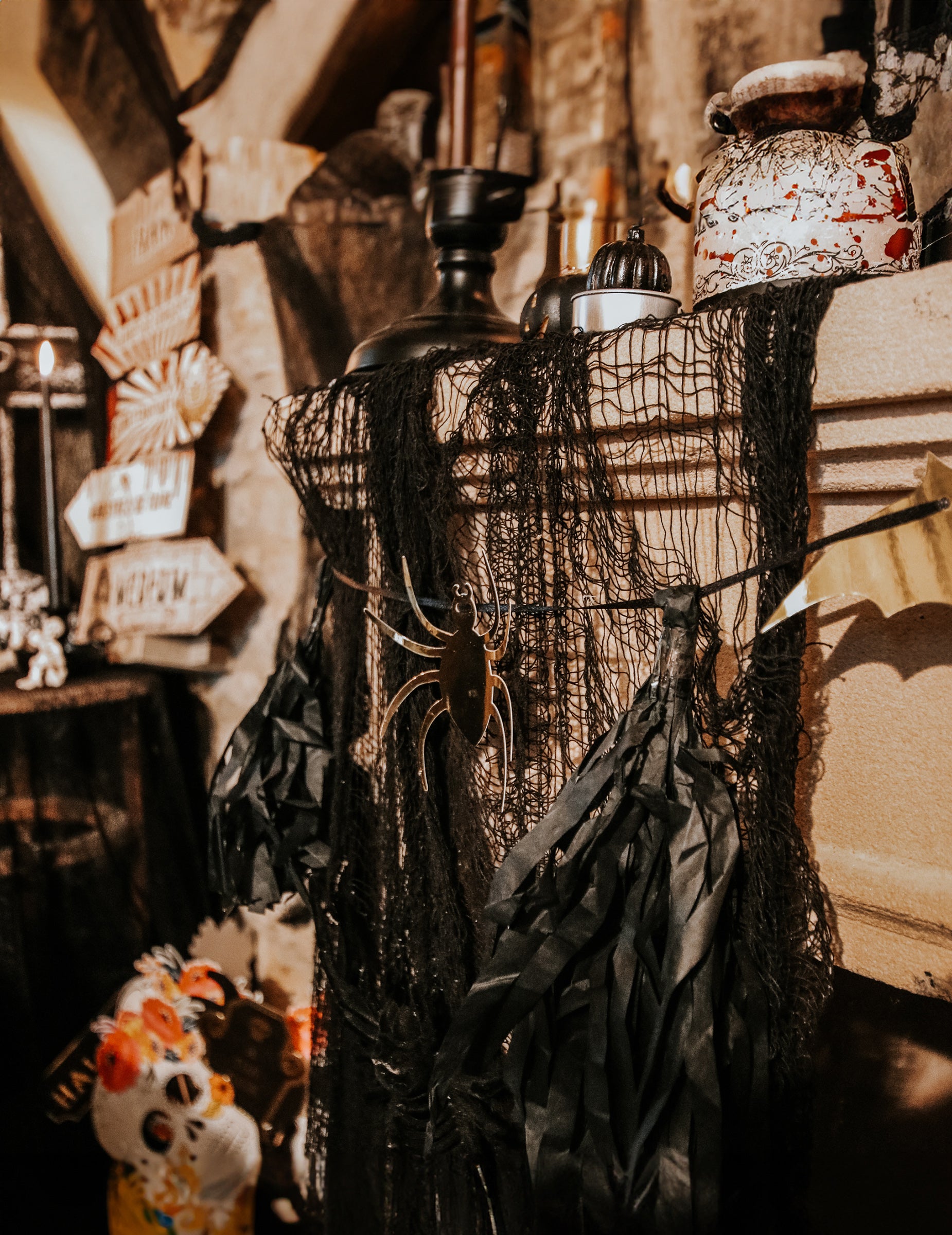 Détail de l'araignée dorée sur la guirlande Halloween noire et or avec tassels