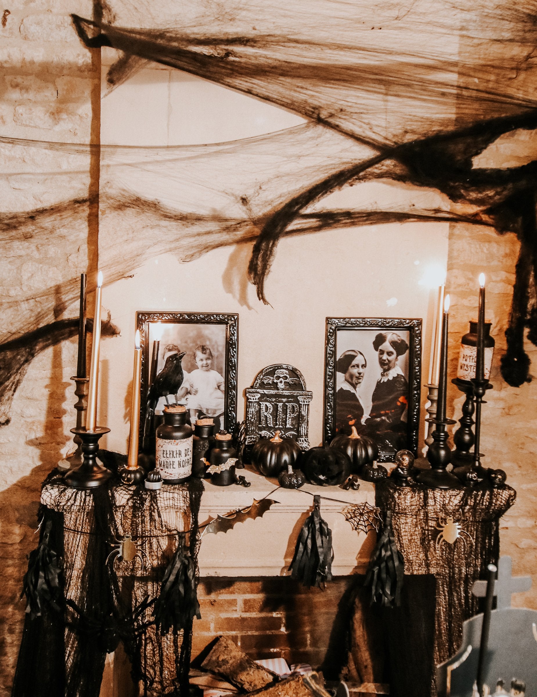 Vue d'ensemble de la décoration avec la guirlande Halloween noire et or avec tassels