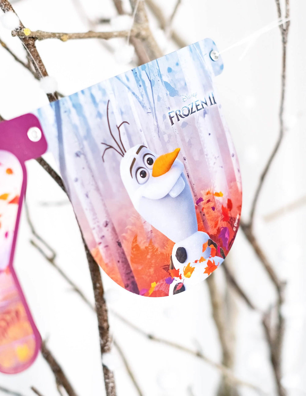 Detalhe do galhardete com Olaf da grinalda happy birthday Frozen 2