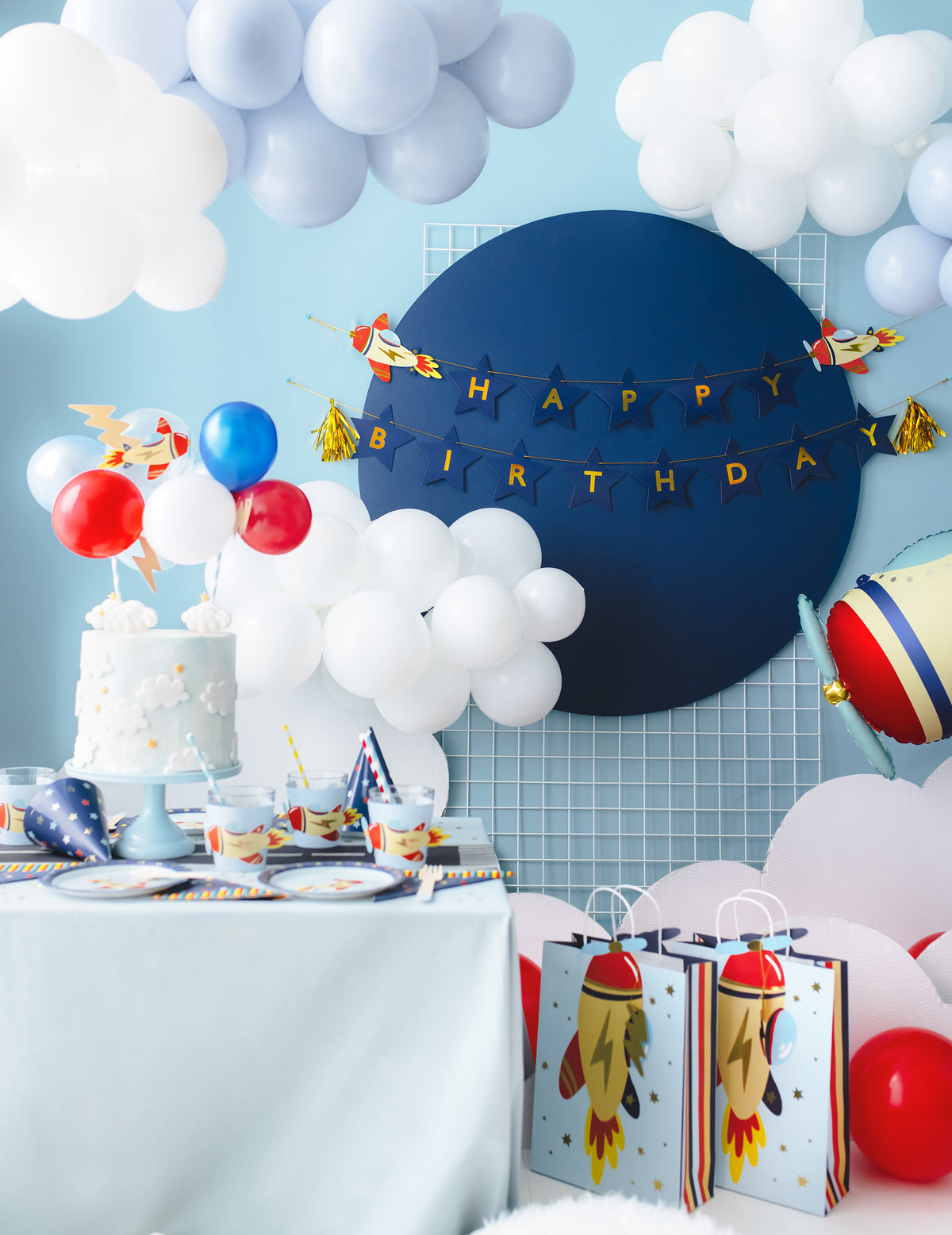 Mise en scène dans un décor de fête de la guirlande happy birthday petit avion