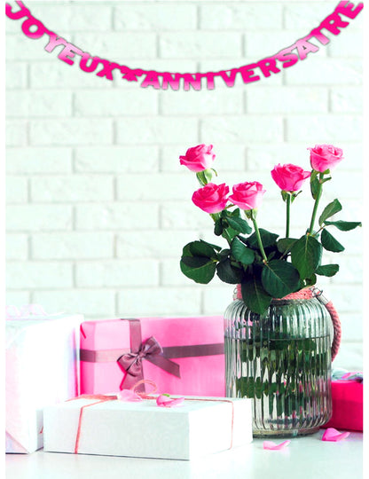 Mise en situation de la guirlande Joyeux Anniversaire fuchsia