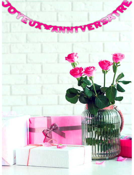 Mise en situation de la guirlande Joyeux Anniversaire fuchsia