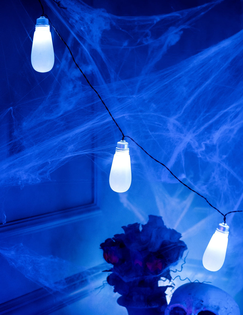 Mise en situation avec toiles d'araignée de la guirlande lumineuse et sonore Halloween effrayante