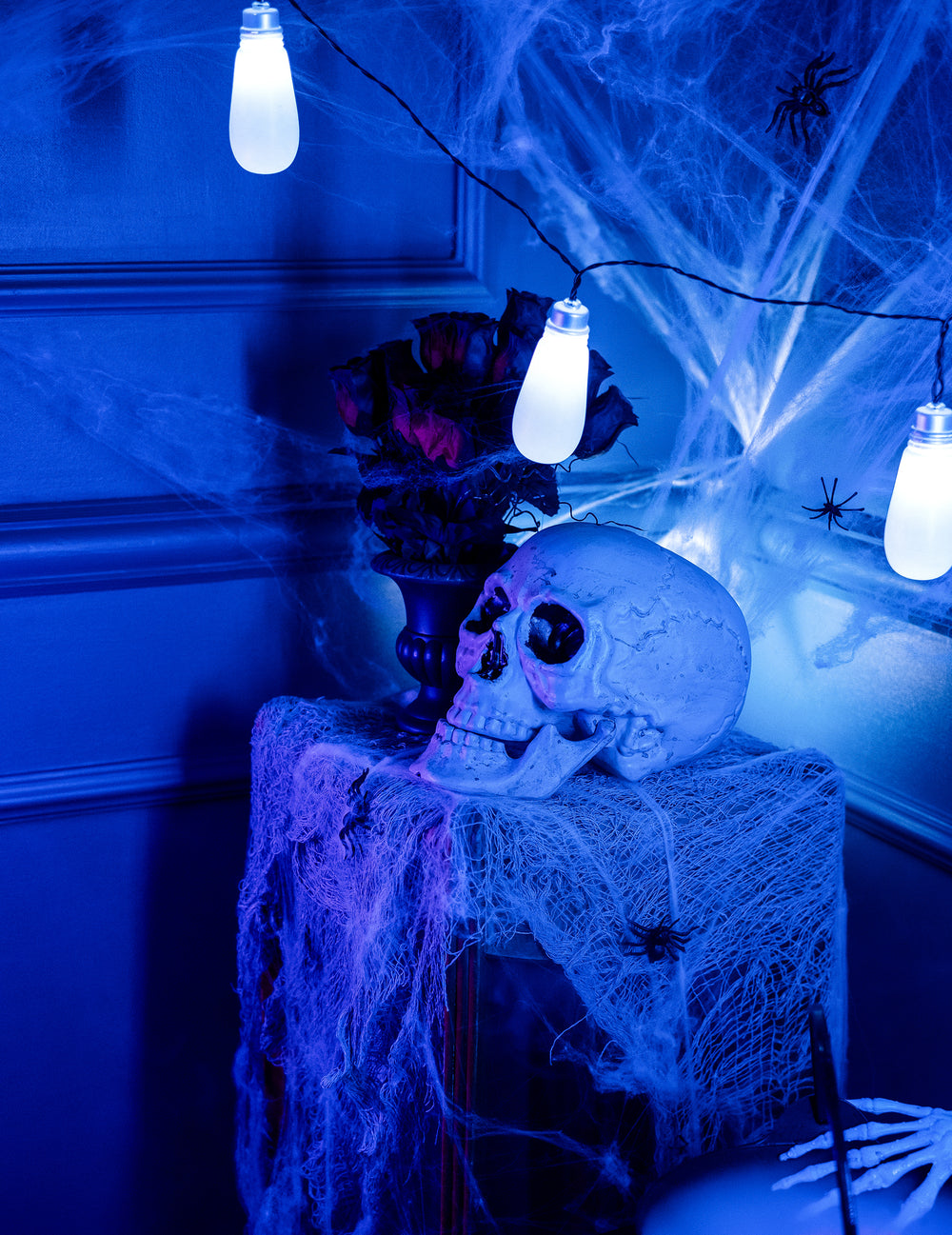 Ambiance avec crâne et toiles d'araignée de la guirlande lumineuse et sonore Halloween effrayante