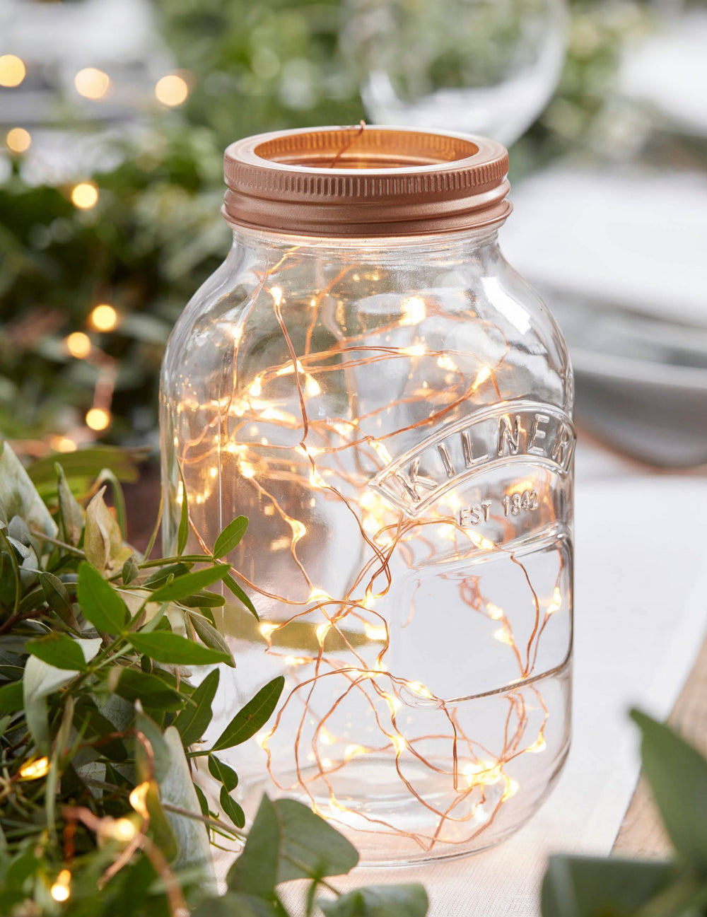Mise en situation dans un bocal en verre de la guirlande lumineuse rose gold pour fête à 60 LED