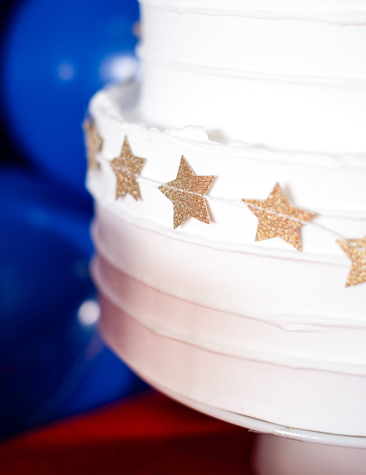 Détail sur un gâteau de la guirlande mini étoiles dorée pailletée