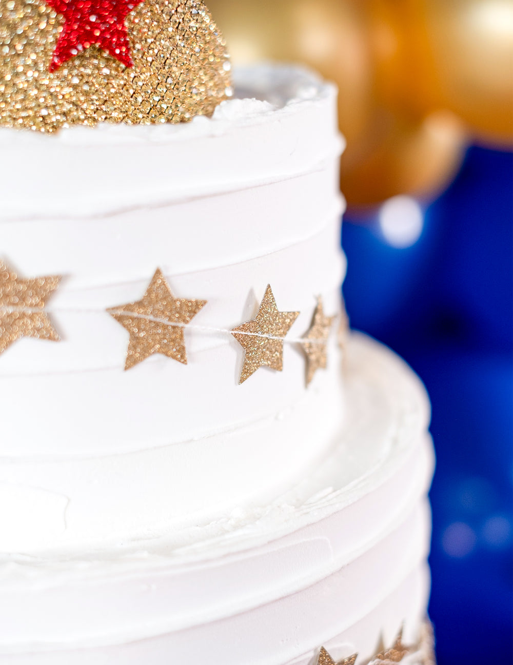 Zoom sur le rendu sur gâteau de la guirlande mini étoiles dorée pailletée