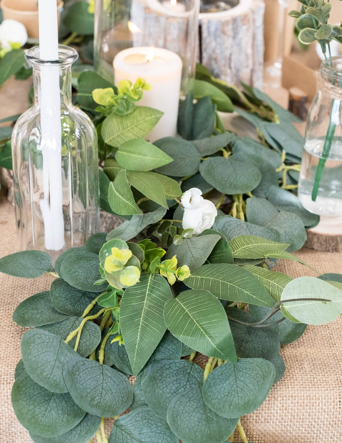 Close-up das folhagens e flores da grinalda de peónias, louro e eucalipto para casamento branco