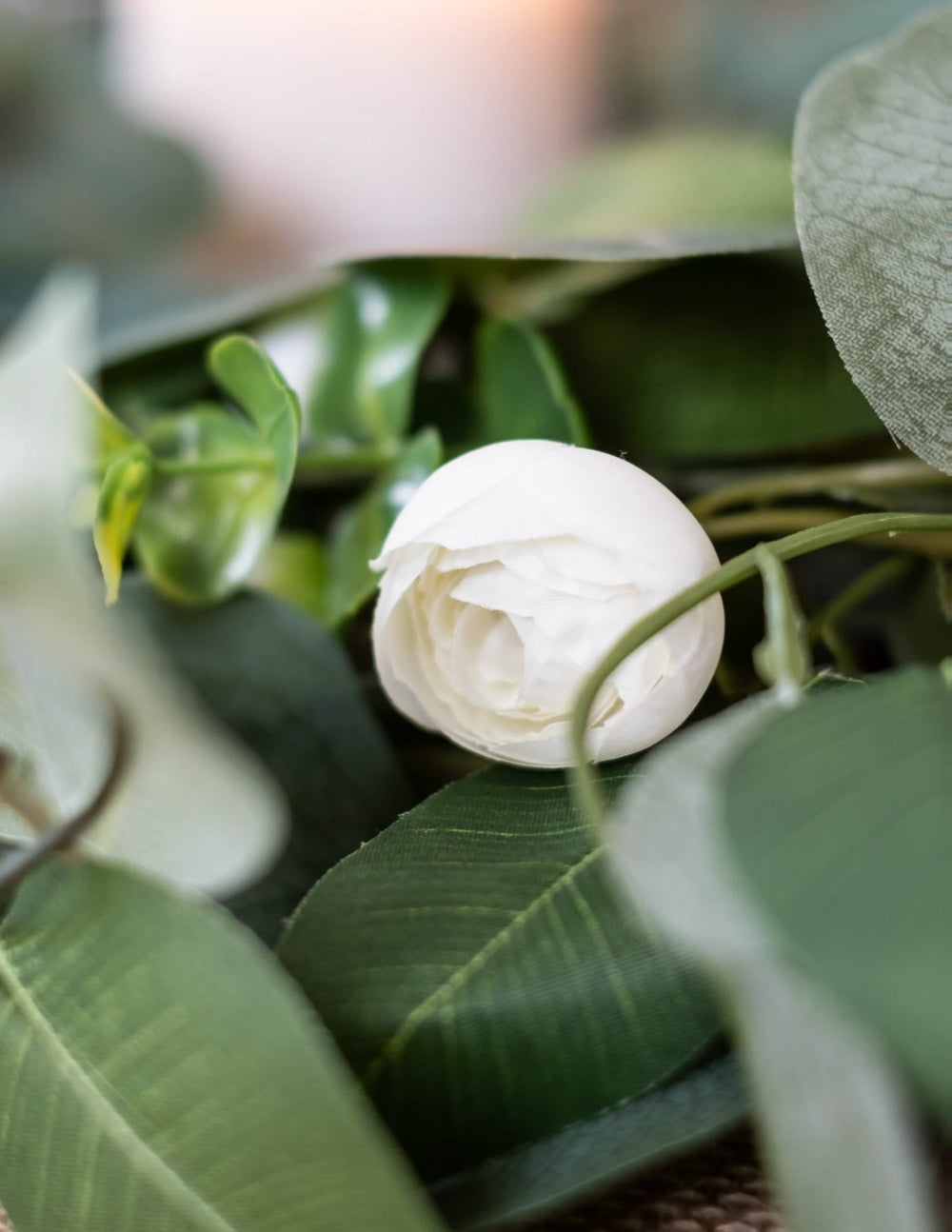 Detalhe de uma flor de peónia da grinalda de peónias, louro e eucalipto para casamento branca