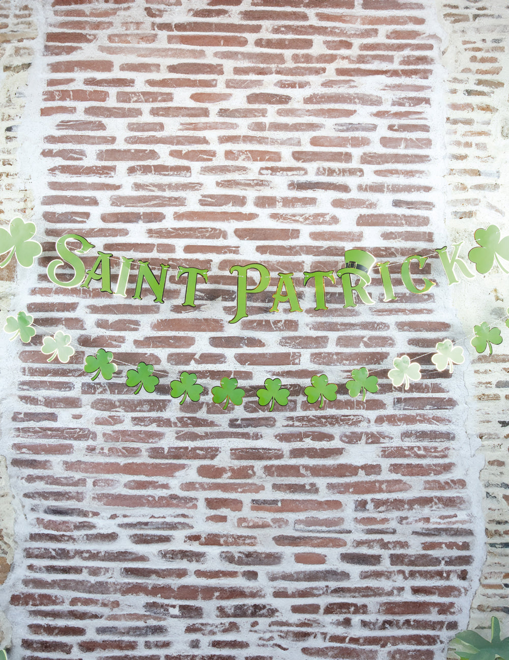 Vue de face du lettrage et des trèfles de la guirlande Saint Patrick
