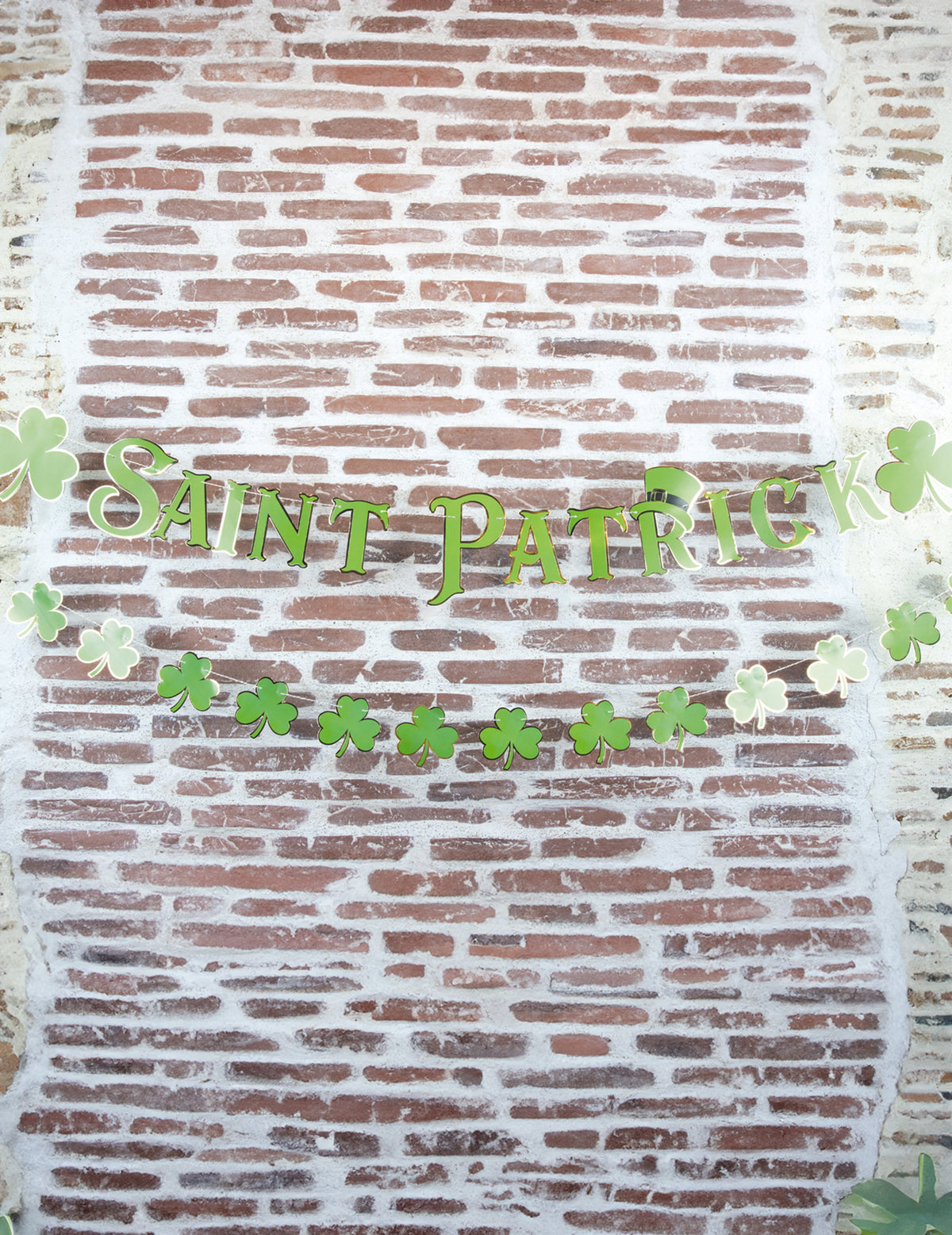 Vue de face du lettrage et des trèfles de la guirlande Saint Patrick