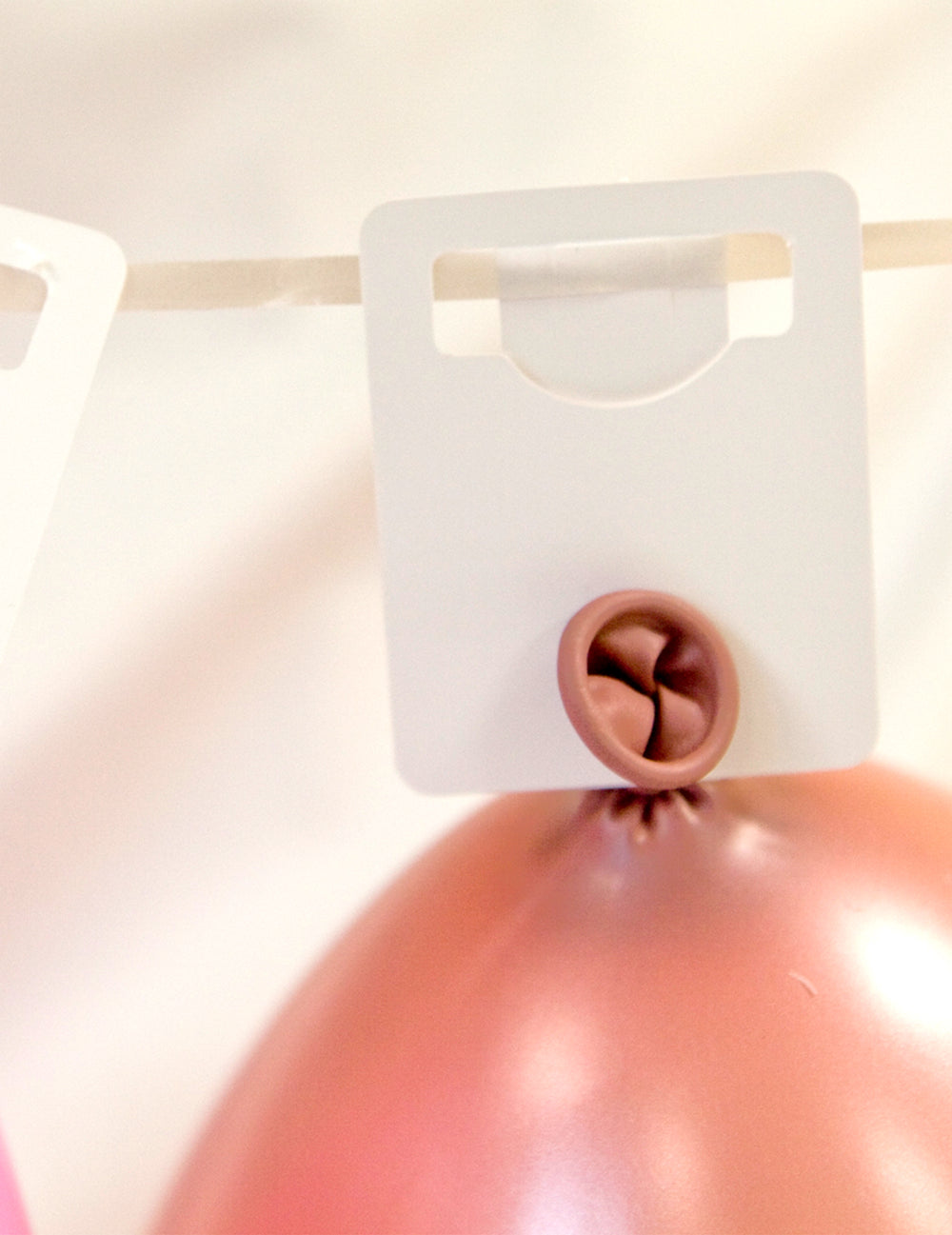 Détail du système d'attache d'un ballon sur la guirlande support pour 24 ballons kit arche
