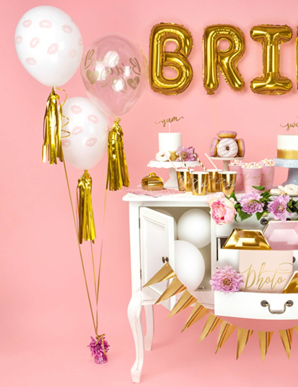 Detalhe dos pompons nos balões da guirlanda tassel 12 pompons para festa dourado metalizado