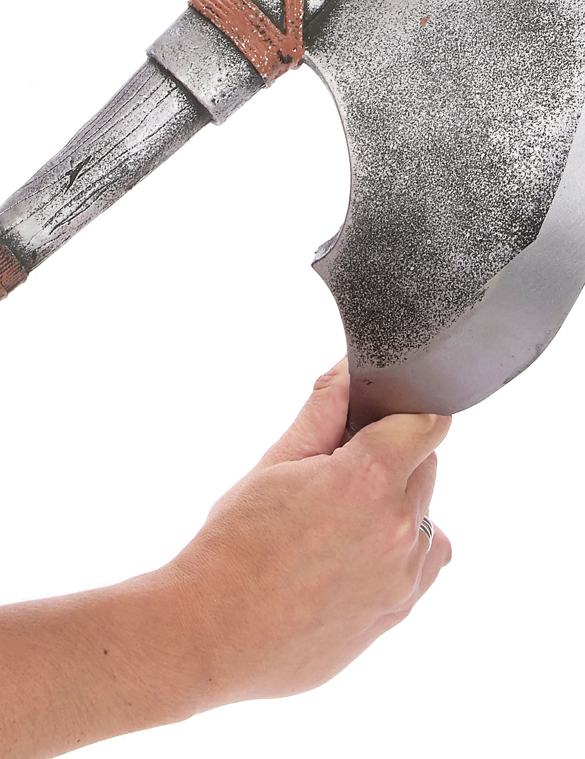 Gros plan sur la lame et la ligature de la hache viking luxe pour adulte