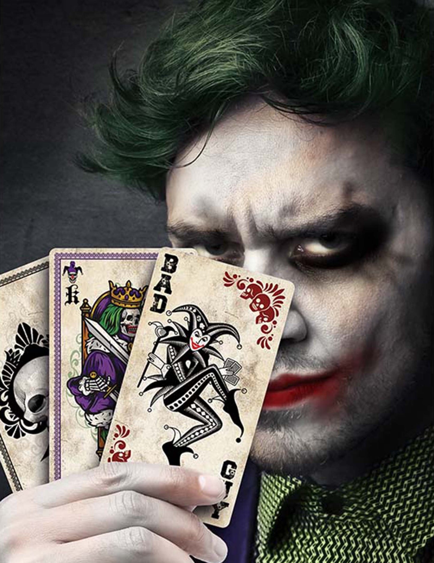 Détail des cartes tenues en main du jeu de 12 cartes joker maléfique