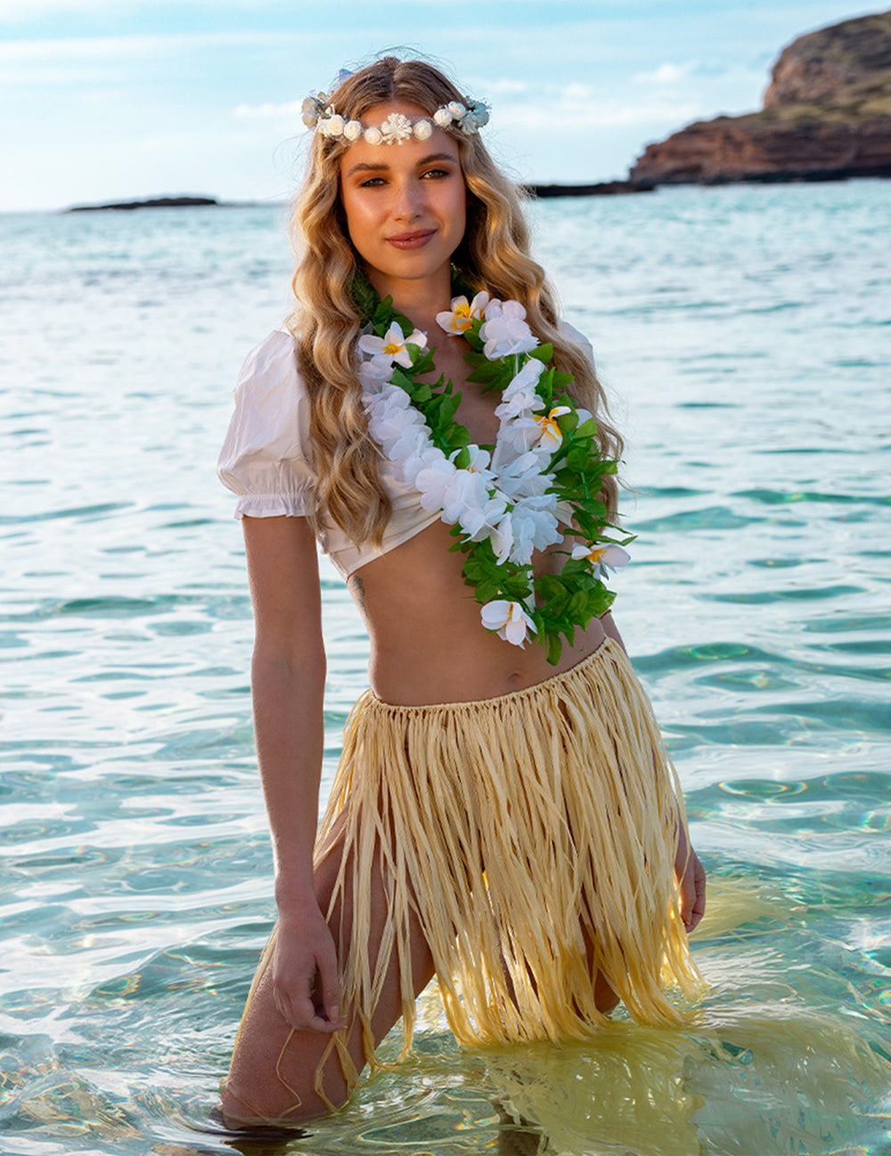 Mise en situation à la plage de la jupe hawaïenne longue pour adulte naturelle en raphia