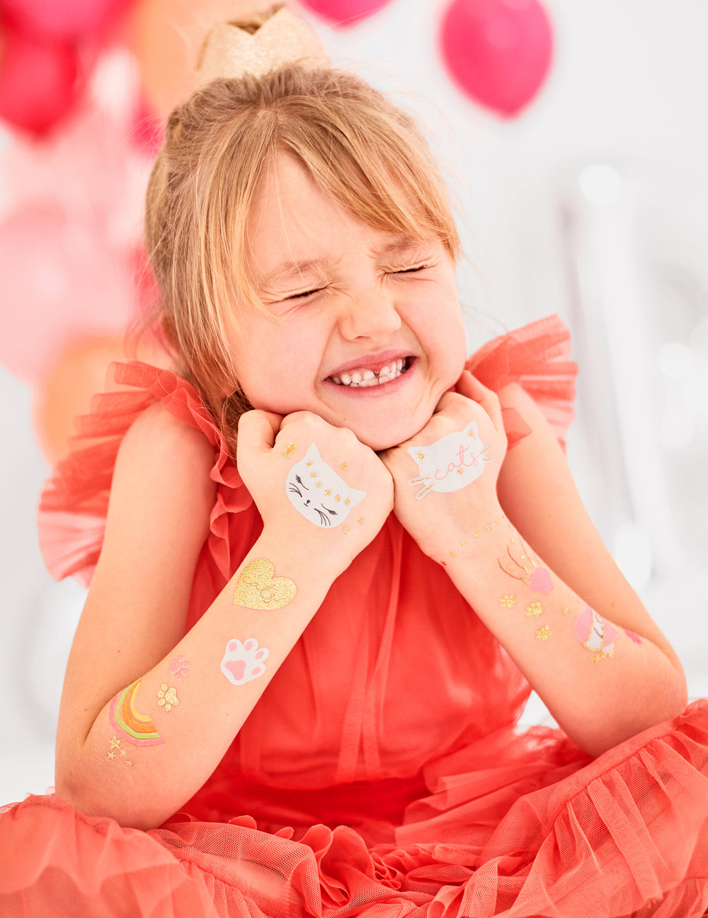 Tatouages appliqués sur les mains et les avant-bras du kit 12 tatouages chatons éphémères
