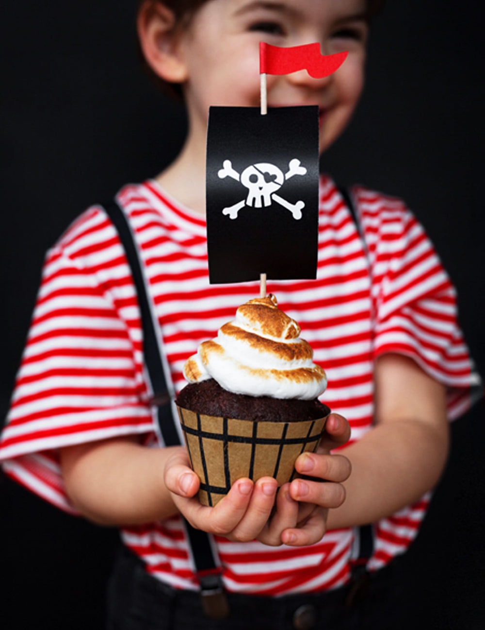 Kit à cupcake fête de pirate pour enfant noir et rouge avec pavillon tête de mort