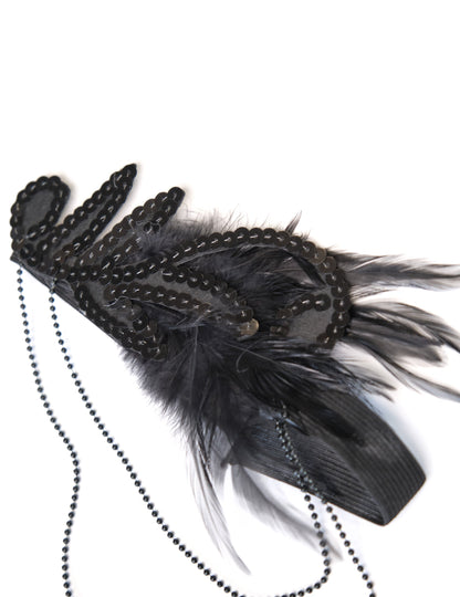 Détail du bandeau à plumes et sequins du kit accessoires années 20