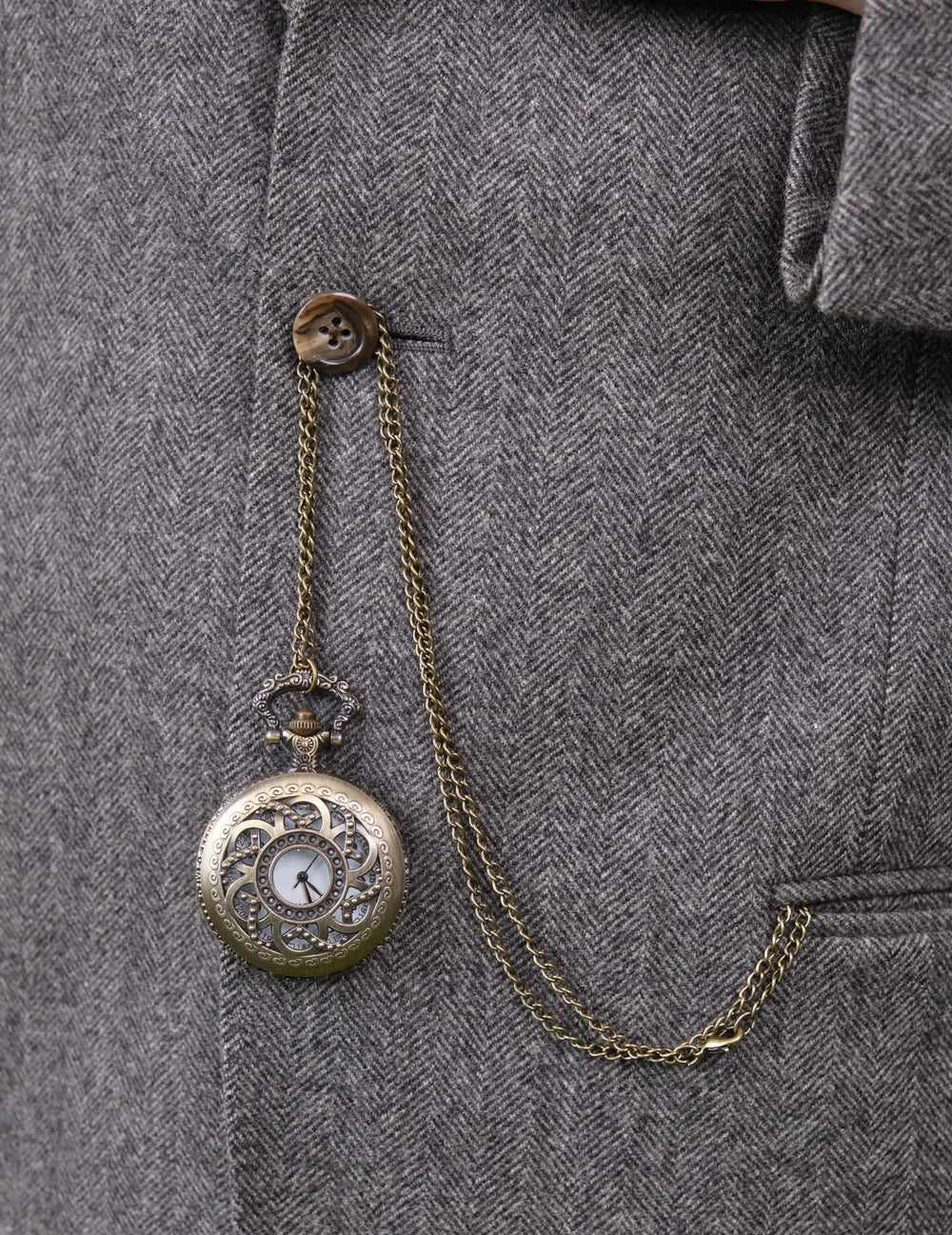 Detalhe do relógio de bolso e da sua corrente do kit de acessórios dos anos 20