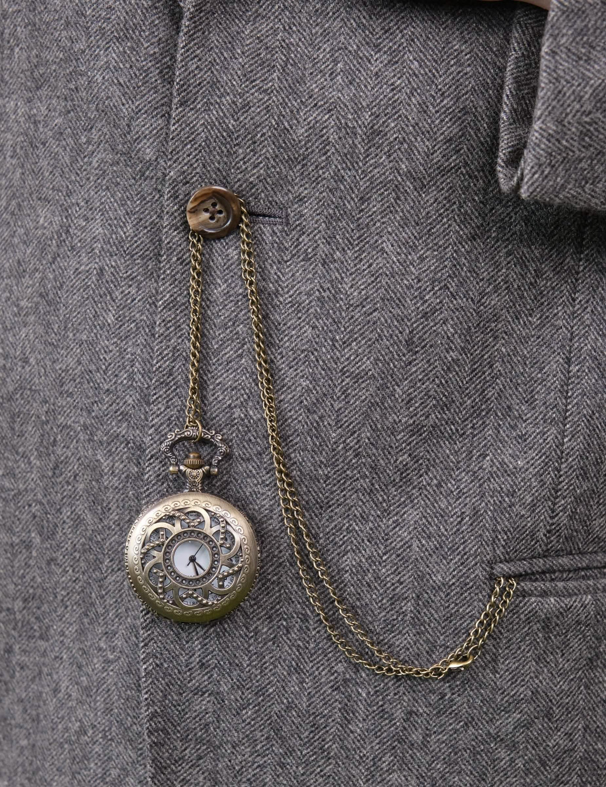 Detalhe do relógio de bolso e da sua corrente do kit de acessórios dos anos 20