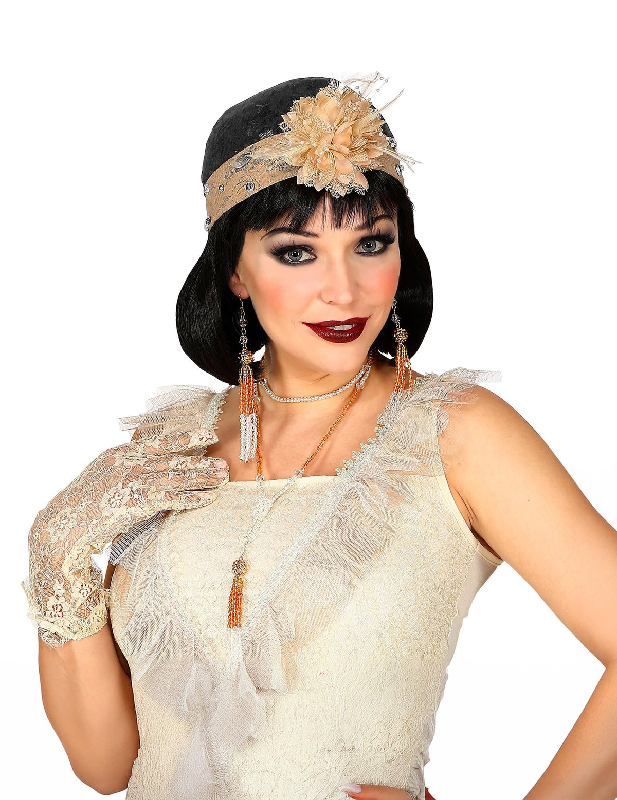 Gros plan sur le bandeau les bijoux et les gants en dentelle du kit accessoires charleston