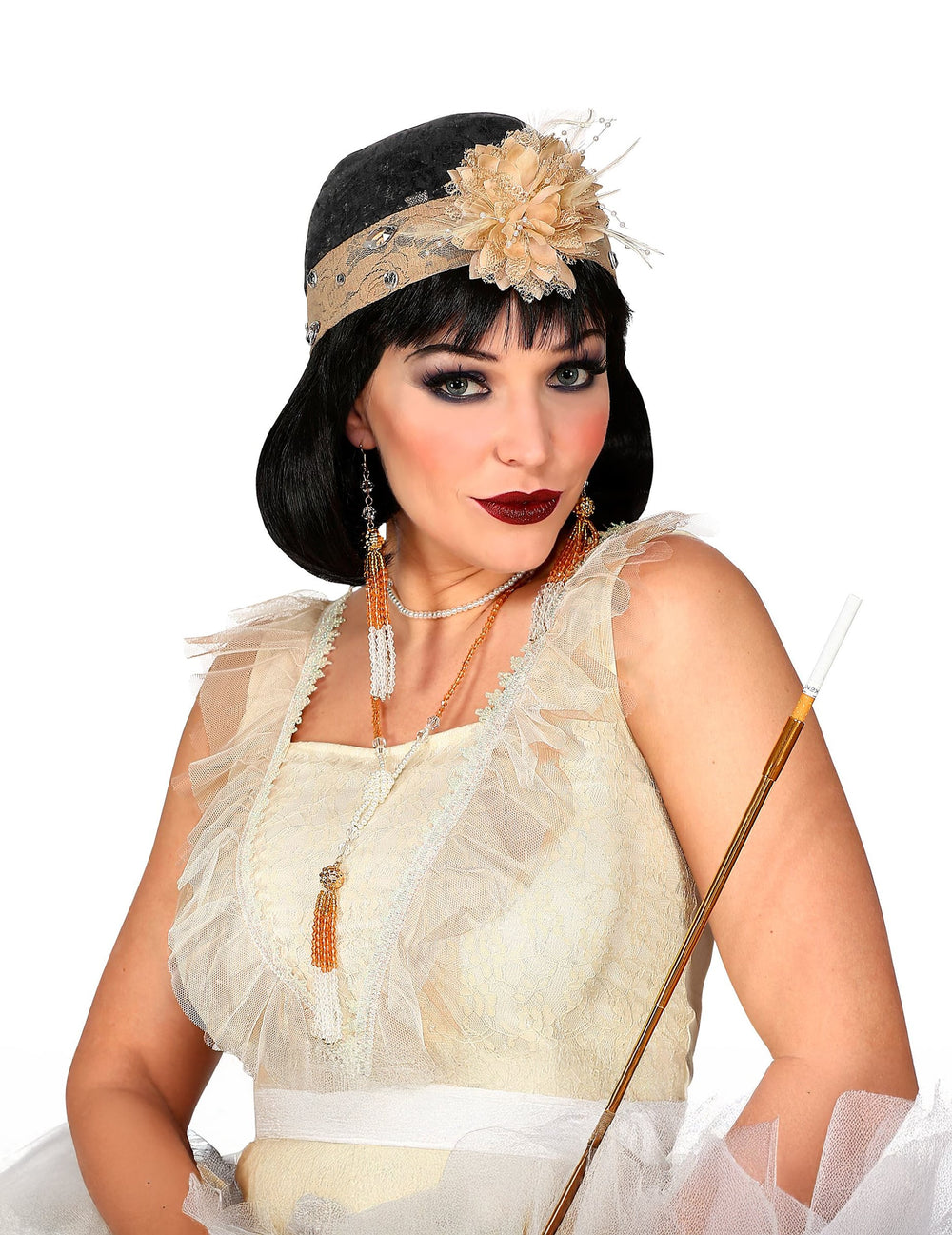 Vue du chapeau cloche à fleur et du fume-cigarette du kit accessoires charleston pour femme