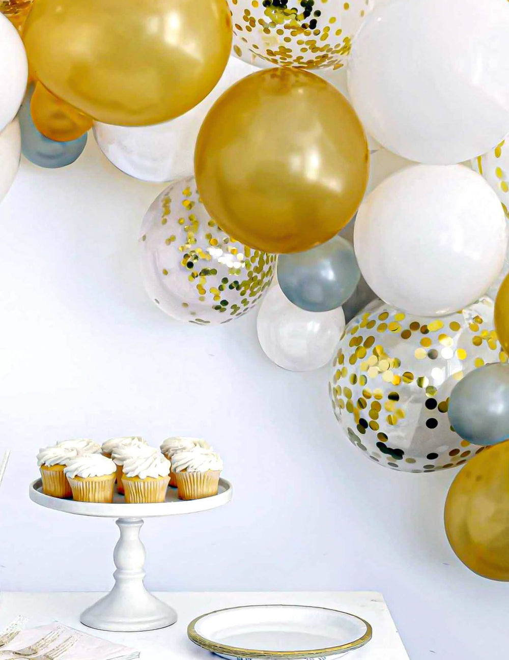 Kit arco de 40 balões branco e dourado com confettis