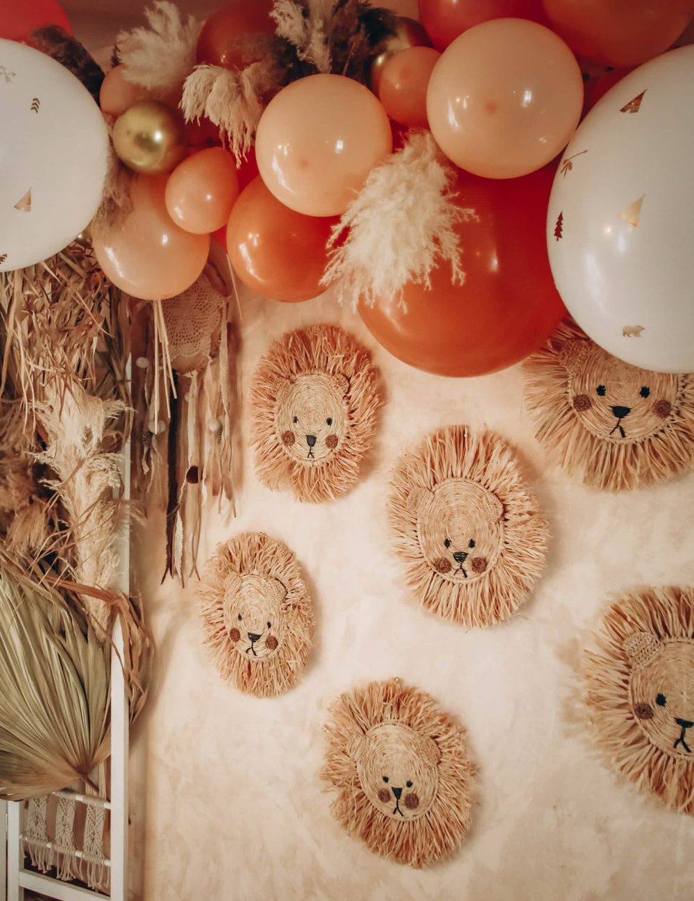 Grande plano sobre os balões e a erva-das-pampas do kit de arco de 46 balões boho para casamento e aniversário