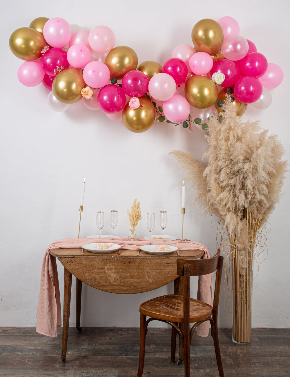 Kit arche de 50 ballons décoration florale rose et or avec pivoines et eucalyptus