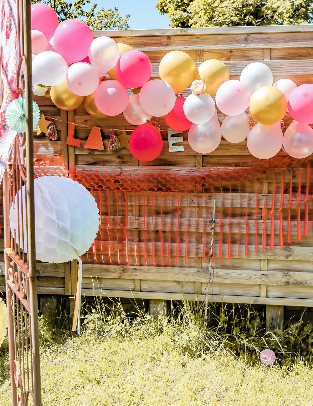 Mise en situation du kit arche de 50 ballons décoration florale rose et or avec pivoines et eucalyptus