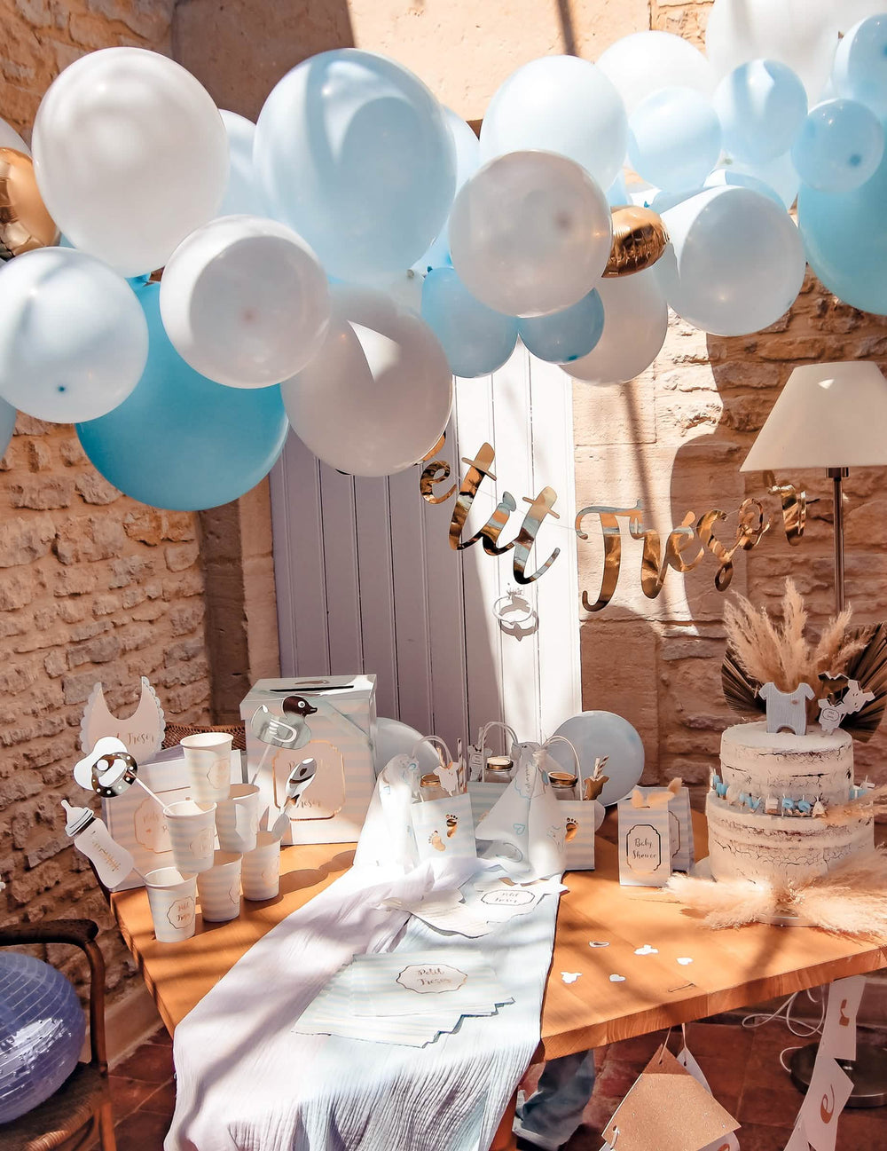 Mise em situação com decoração de mesa do Kit arco de 57 balões azul e branca para baby shower