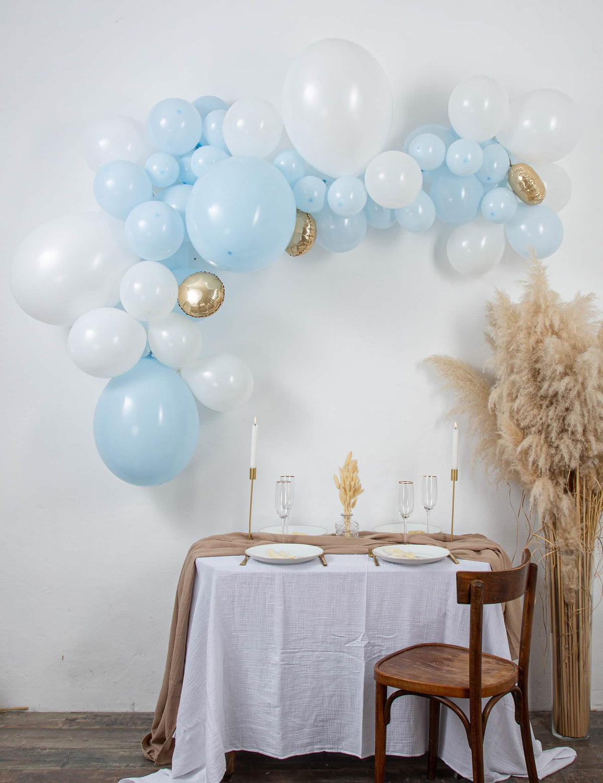 Kit de arco de 57 balões azuis e brancos para baby shower com toques dourados