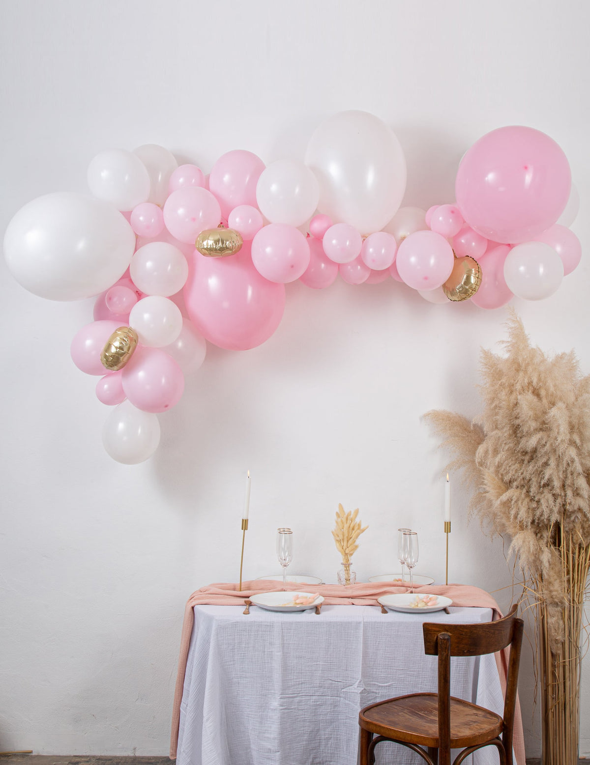 Kit arche de 57 ballons pour fête rose et blanche et or
