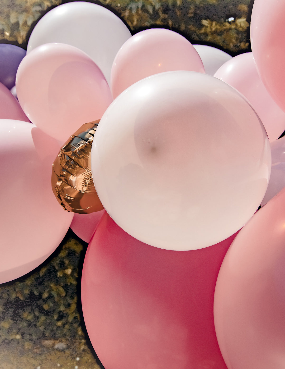 Gros plan sur les ballons du kit arche de 57 ballons pour fête