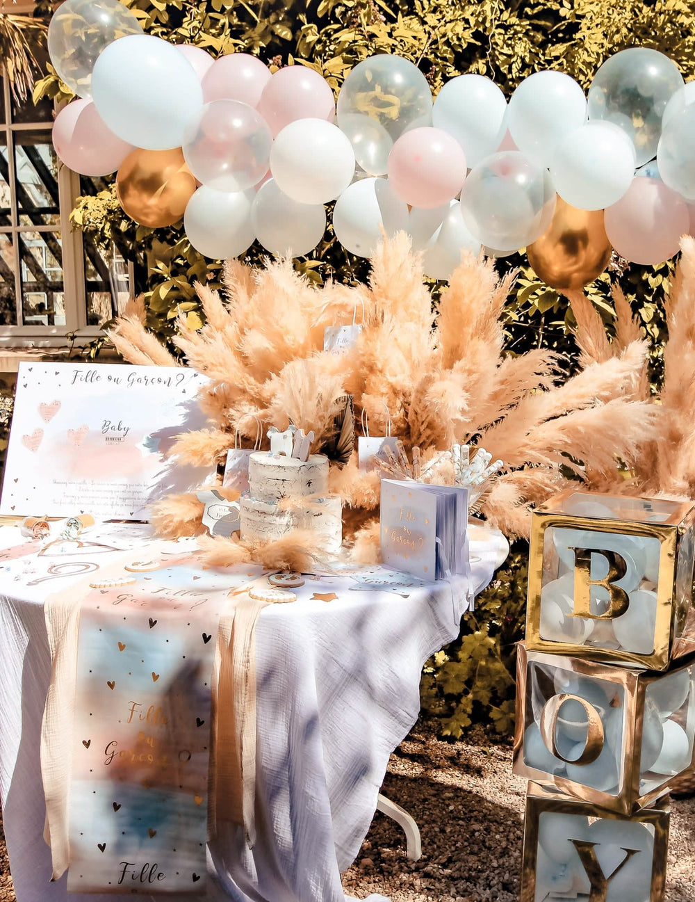 Encenação do kit de arco de 58 balões gender reveal azul e cor de rosa branco e dourado