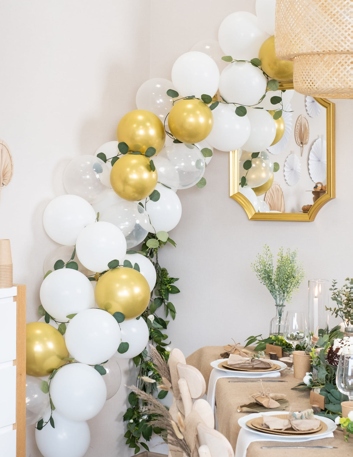 Mise en situation du kit arche de 60 ballons blanche et or avec eucalyptus végétale