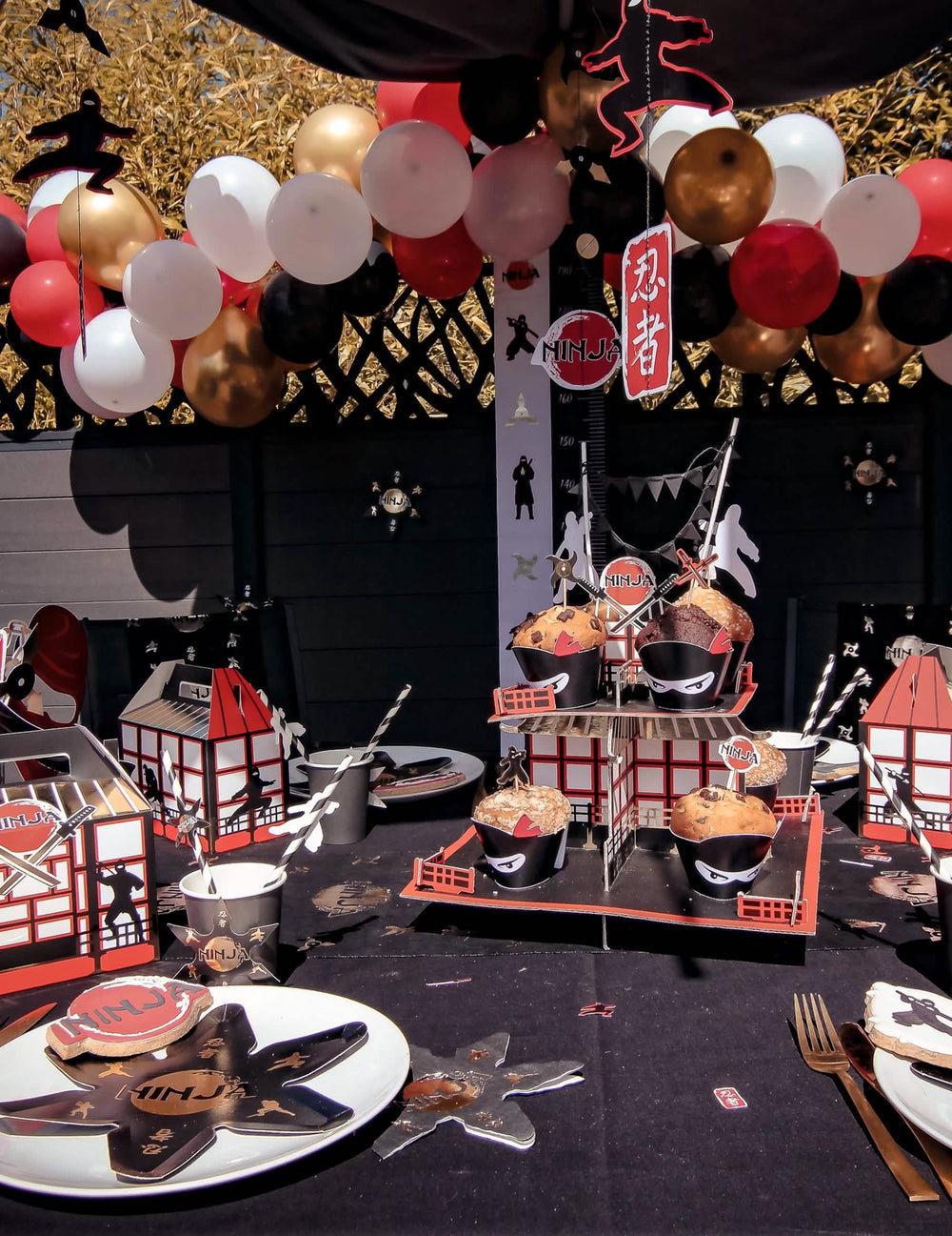 Mise en cena do kit de arco de 60 balões para aniversário num decor de festa ninja