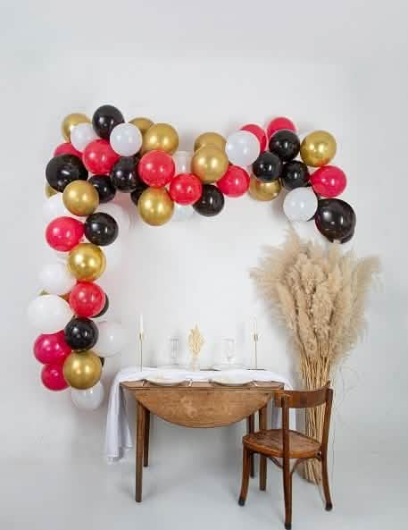 Kit arco de 60 balões para aniversário vermelhos, pretos, dourado e branco