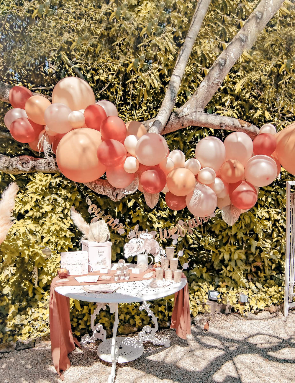 Colocação em ambiente exterior do kit de arco de 70 balões boho com pampa e folhas secas