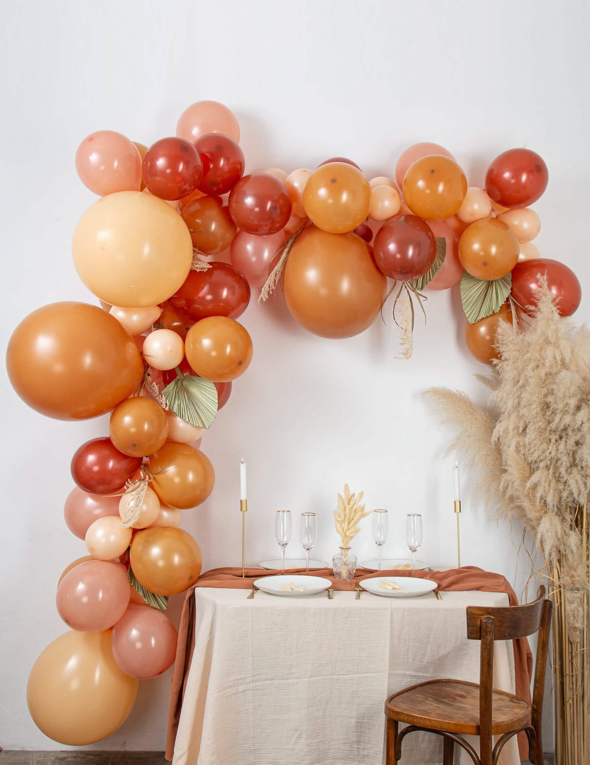 Kit de arco de 70 balões boho para festa terracota com pampa e folhas secas