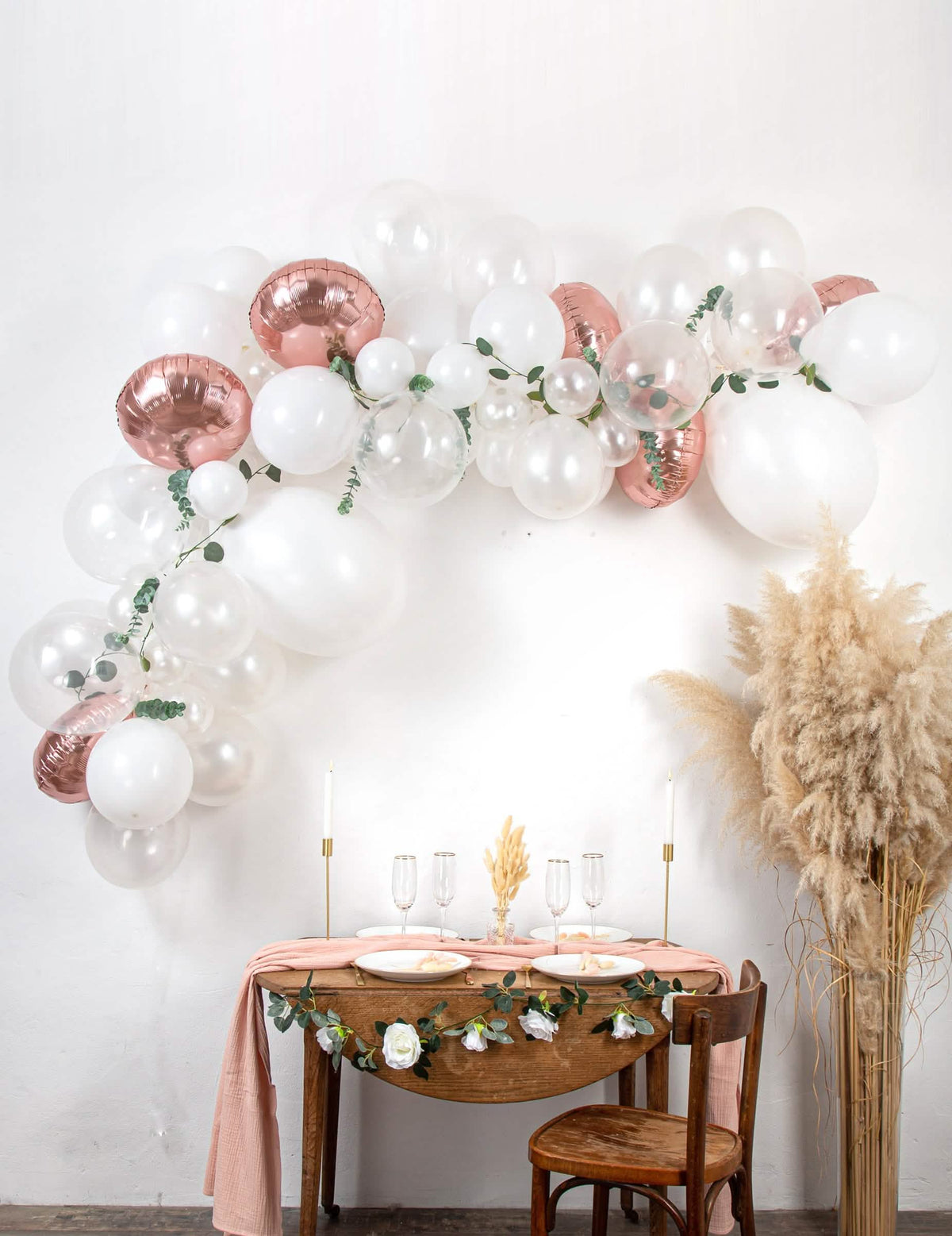 Kit arco de 70 balões ouro rosa com eucalipto e rosas branco e ouro rosa metalizado