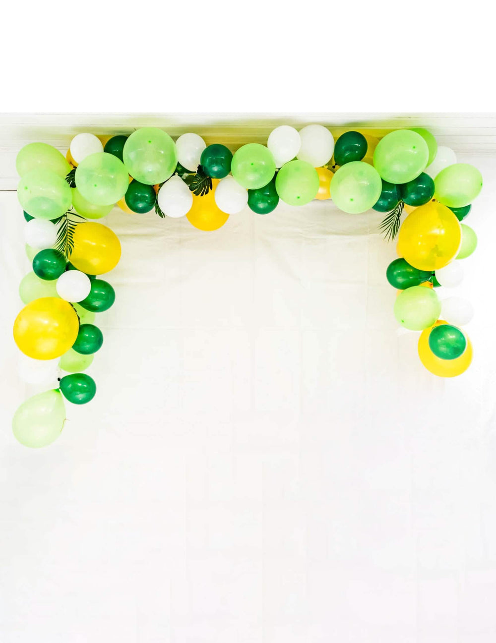 Kit de arco de 70 balões tropical e folhas de selva para decoração verde amarelo e branco